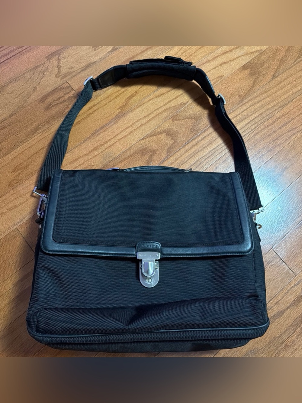 Kenneth Cole Black Adjustable Messenger Laptop Bag
